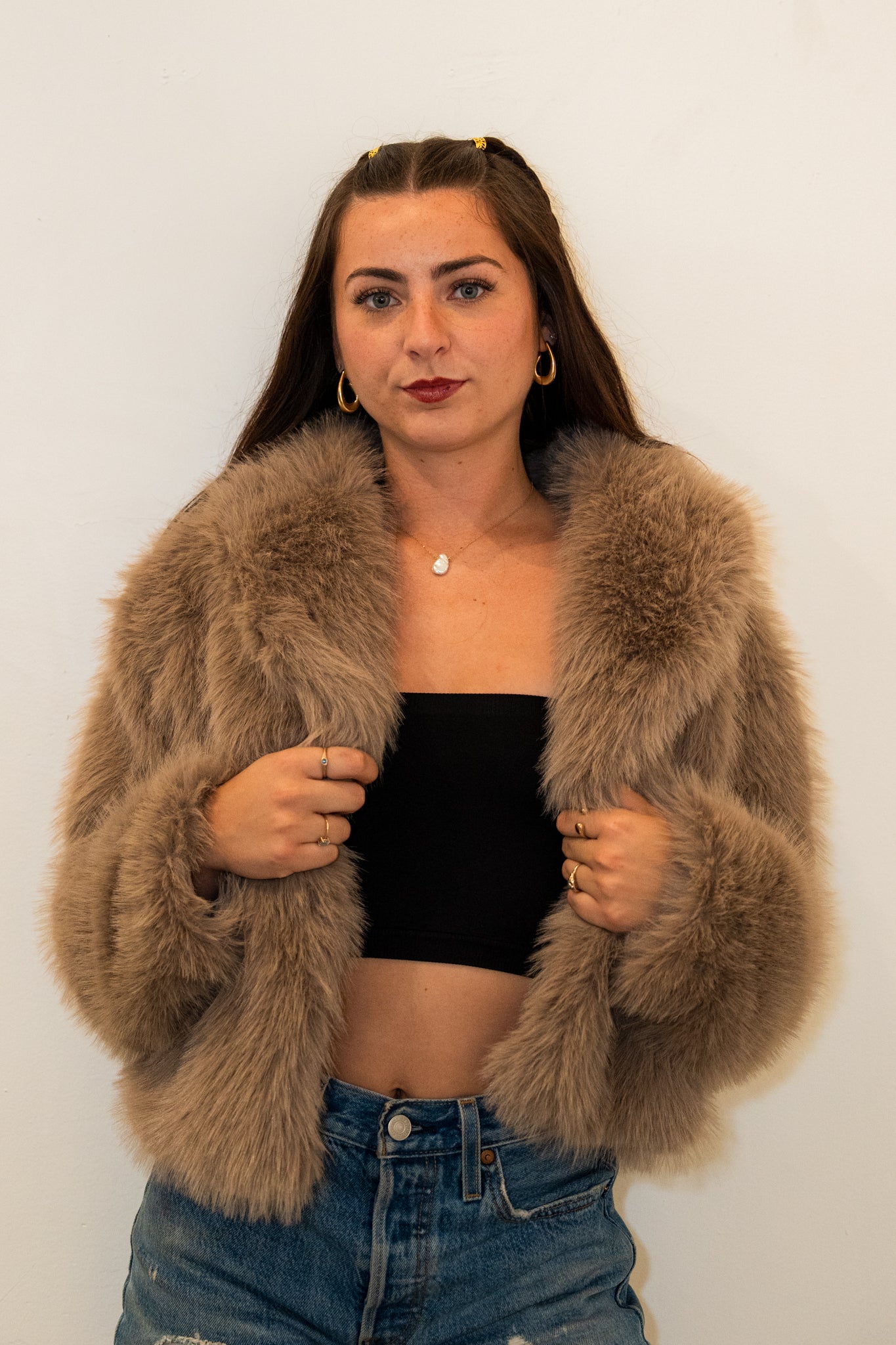 Shop this trendy light brown faux fur coat! Short, mid-waist, and ultra-comfy, it’s perfect for staying warm in style. Must-have layering piece for casual outfits, nights out, and chic streetwear looks.